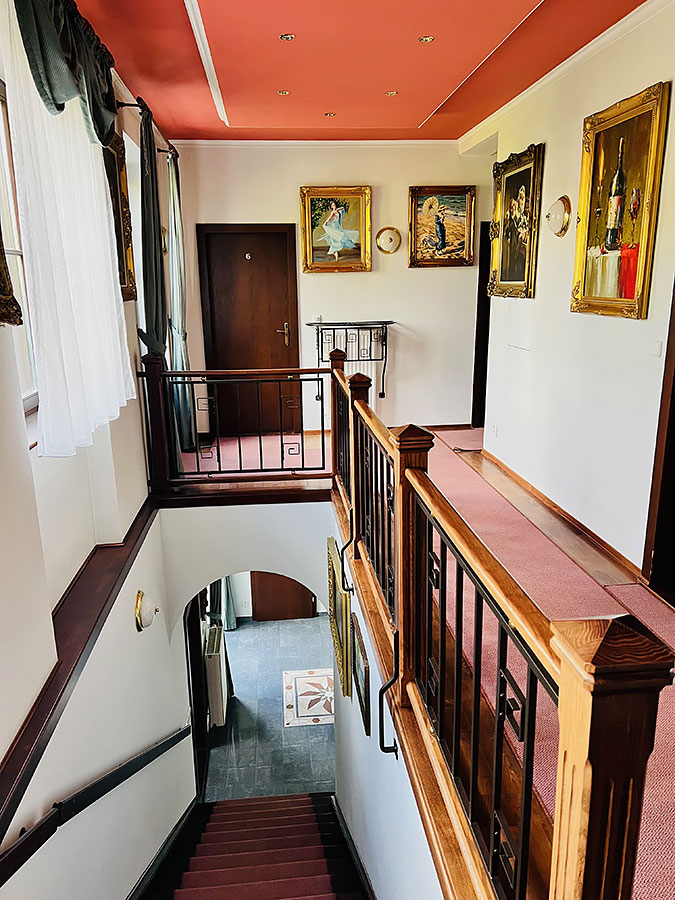 Obrazová galerie v patře